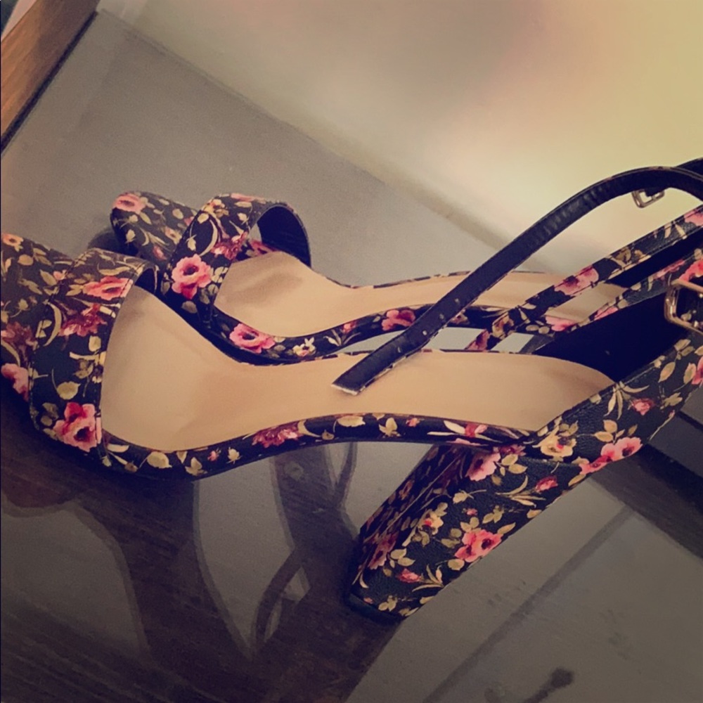 Flower black heels / thick heel
